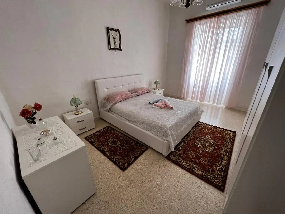 Superb 3 Bedroom Apartment In Валетта
